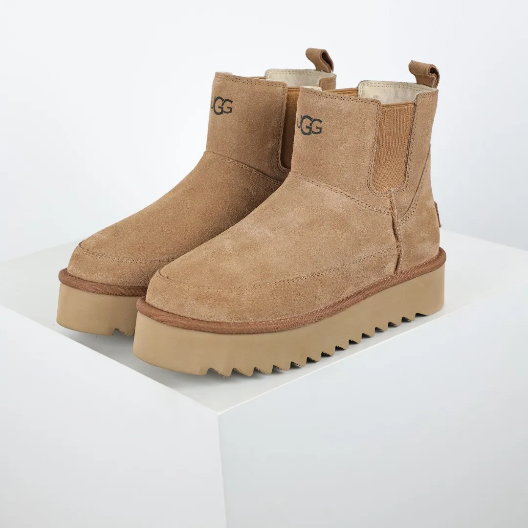Pick up locally 💰640 Core recommendation with good price In recent years, uug has launched a series of styles, which are partially geared towards the preferences of young consumers and have also moved to the forefront of fashion trends. Shoe body material: water-repellent coated suede upper, 17mm UGGPURE™ implanted wool insole, lightweight non-slip and comfortable rubber outsole, with brand LOGO and trademark, with full packaging Size: 35 36 37 38 39 40